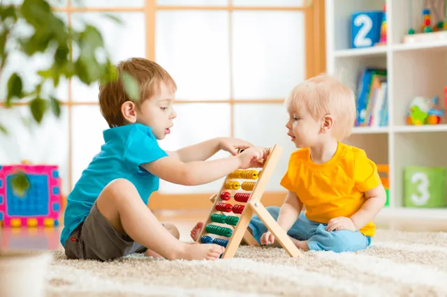 Комплексные развивающие занятия для детей 3–5 лет: дети играют с кубиками