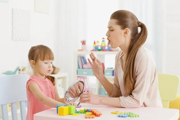 Запуск речи у неговорящих детей 1,5–3 лет: мама и малыш на занятии